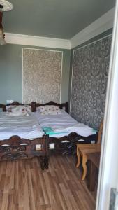 查克维Gios Guest House的一间卧室配有一张床,铺有木地板