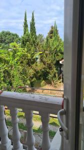 查克维Gios Guest House的以及享有树木景致的阳台。