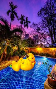 北芭堤雅4普尔维拉斯度假屋的一座游泳池,上面放着两只橡皮鸭