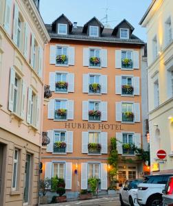 巴登-巴登Huber's Hotel的带有阅读希尔施酒店标志的酒店
