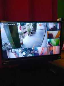 新山HOTEL SRI IMPIAN的电视屏幕上放着街道的照片