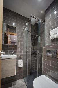 索尔德乌Soldeu Gall de Bosc Luxury Apartment apt Bon aire的带淋浴、卫生间和盥洗盆的浴室