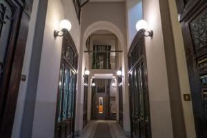 都灵ARCADIAN suite&rooms的走廊上设有彩色玻璃门