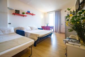 地中海公寓酒店客房内的一张或多张床位