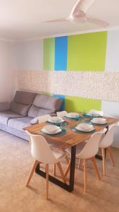 蒙科法尔SUN&BEACH Moncofar的一间带桌椅和沙发的用餐室