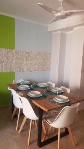 蒙科法尔SUN&BEACH Moncofar的餐桌、白色椅子和吊扇