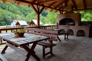 BioskaDanilovica Kuca的一个带砖炉的庭院内的野餐桌