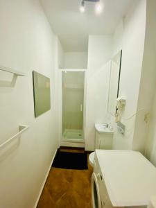 什切青Apartment Insat的带淋浴和卫生间的白色浴室
