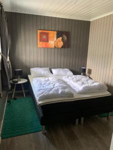 SurtebergHalsteinsplassen的一间卧室配有一张壁画床