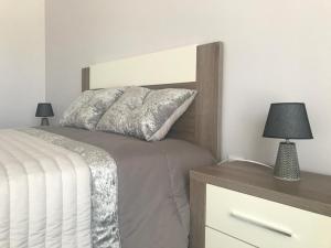 莫什港Recanto da Serra的一间卧室配有一张床和一个带灯的床头柜