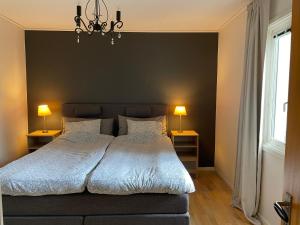 博里霍尔姆博格贺尔姆图尔加坦别墅酒店的一间卧室配有一张带2个床头柜的大床
