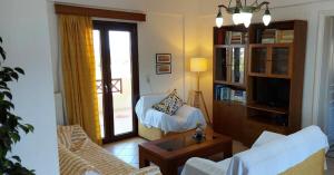 古瓦伊Villa Thalia的客厅配有沙发和桌子