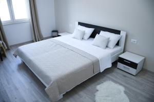 斯塔布鲁克Apartment Light的卧室配有一张带白色床单和枕头的大床。