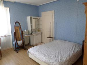 阿格诺Chambre individuelle à lit double dans une maison de Maître de 1904的一间卧室配有床、水槽和镜子