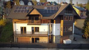 什恰夫尼察Apartamenty Szalaya 29的屋顶上设有太阳能电池板的房子
