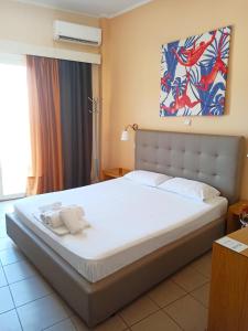普雷韦扎米诺斯酒店的卧室配有一张白色大床
