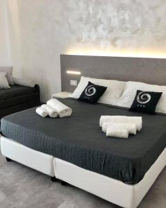 圣玛丽亚德尔西德Sesto Senso Home的一间卧室配有一张大床和毛巾