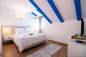 克里尚Cherhana Resort的卧室拥有蓝色和白色的墙壁,配有一张床
