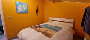 科克赛德Surfin的卧室配有一张黄色墙壁上的床