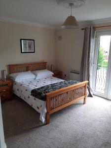 塔洛Mount Wolseley Holiday Home - Privately Owned的一间卧室设有一张床和一个滑动玻璃门