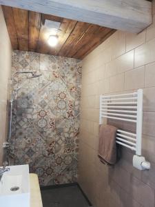 巴尔维Brīvupes的一间带水槽和瓷砖墙的浴室