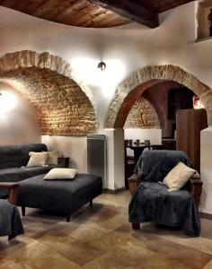 阿尔贝罗贝洛特鲁利普利亚度假旅馆的客厅配有两张沙发和两把椅子