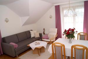 克洛派内尔湖Ferienwohnungen Gerti的客厅配有沙发和桌子