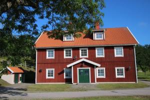 韦斯特维克Värmvik Gårdskontor的红色房子,有橙色屋顶