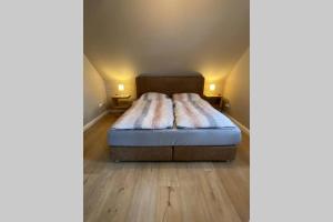 EddelakFerienwohnung Zwischen Eider u. Elbe的一间卧室配有一张带两个枕头的床
