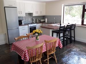 斯尼姆Mary’s Cottage的厨房配有一张带红白桌布的桌子