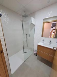 格兰阿利坎特Sukha Nara Apartment 47的带淋浴和盥洗盆的浴室
