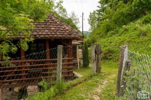洛兹尼察Mikin vajat i ribnjak Korenita, Loznica的一座前方有栅栏的老房子