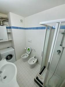 泰尔米尼洛Residence Cavallino Bianco的带淋浴、卫生间和盥洗盆的浴室
