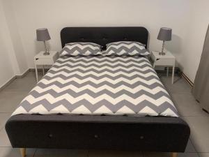 萨格勒布New Apartments的卧室内的一张带两个枕头的床