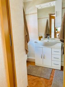 塔勒Ferienwohnung Alte Quickbox的浴室设有白色水槽和镜子