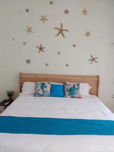 科苏梅尔Casa Esencia的卧室配有一张墙上的星星床