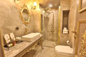 特拉布宗REAL KiNG SUiTE HOTEL的一间带水槽、卫生间和淋浴的浴室