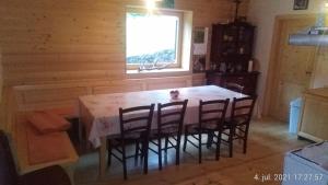 PlaninaHoliday home Polsak的厨房配有桌椅和窗户。