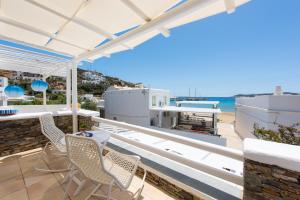 普拉提伊亚洛斯西弗诺斯Miles Away Sifnos - Beachfront House的阳台配有椅子,享有海景。