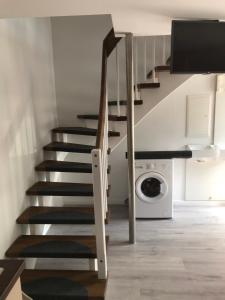 格拉尔-米里茨Meeresrauschen的房屋内的螺旋楼梯,配有洗衣机