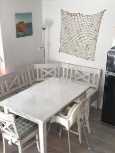 格拉尔-米里茨Meeresrauschen的带冰箱的客房内的白色桌椅