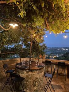 加里Il noceto dell'Etna的美景庭院内的桌椅