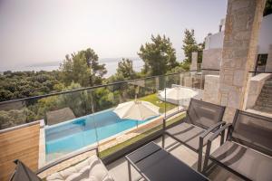 斯基亚索斯镇Allure Luxury Villas的带阳台的房屋,设有游泳池