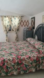 卡洛福泰Country House La Caletta Carloforte的一间卧室,床上放着鲜花