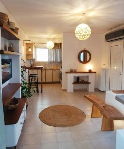 埃雷特里亚Elia Luxury Apartment的一间带长凳的客厅和一间厨房