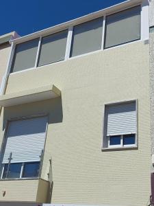 波尔蒂芒CASA BIA的一座建筑,两扇窗户上装有百叶窗