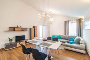 瓦布里加Apartment Vabriga的客厅配有沙发和桌子
