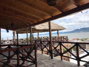 柔蔲科派克Hotel Spa el Gran Coral By Rotamundos的享有水景的餐厅