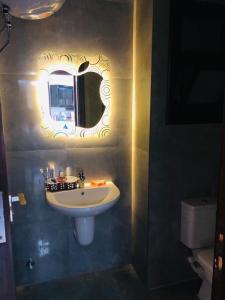 塞得港بورتوسعيد Porto Said的浴室设有水槽和墙上的镜子