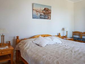 BovallstrandHoliday home Bovallstrand V的一间卧室配有一张带两个枕头的床